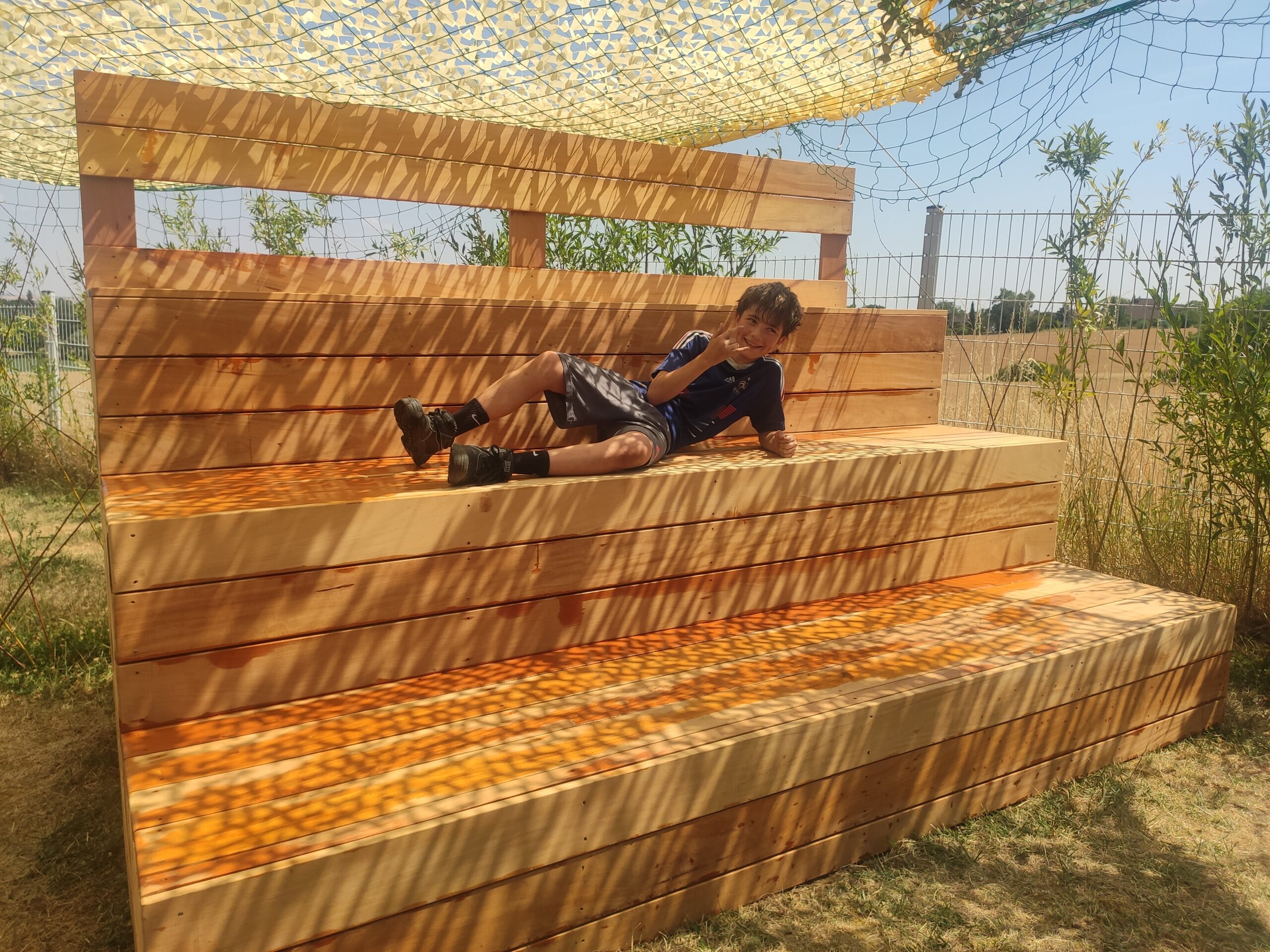 Théâtre en bois : merci à Théo et à sa famille!